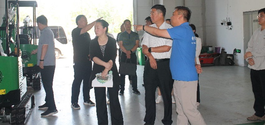 Leaders of Anyang City inspected our small excavation production