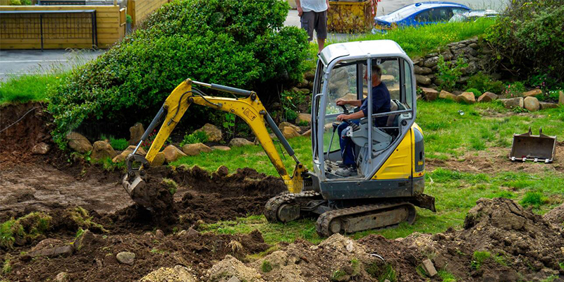 1 ton small mini excavator in the garden